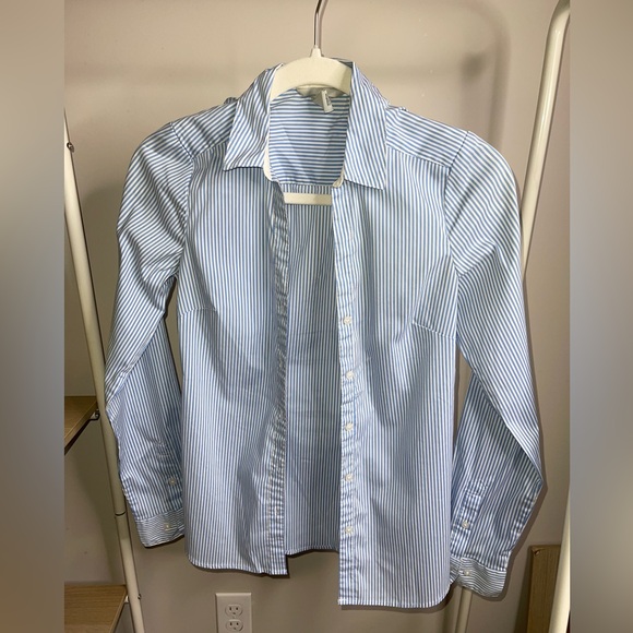 H&M Tops - H&M blue and white button down blouse size 0